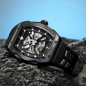 שעון חכם ברקע שחור כחול