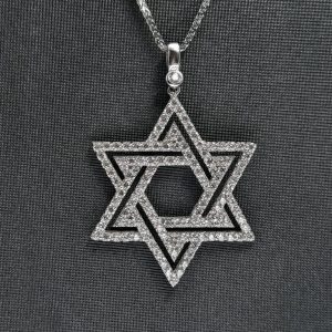 שרשרת מגן דוד על רקע שחור